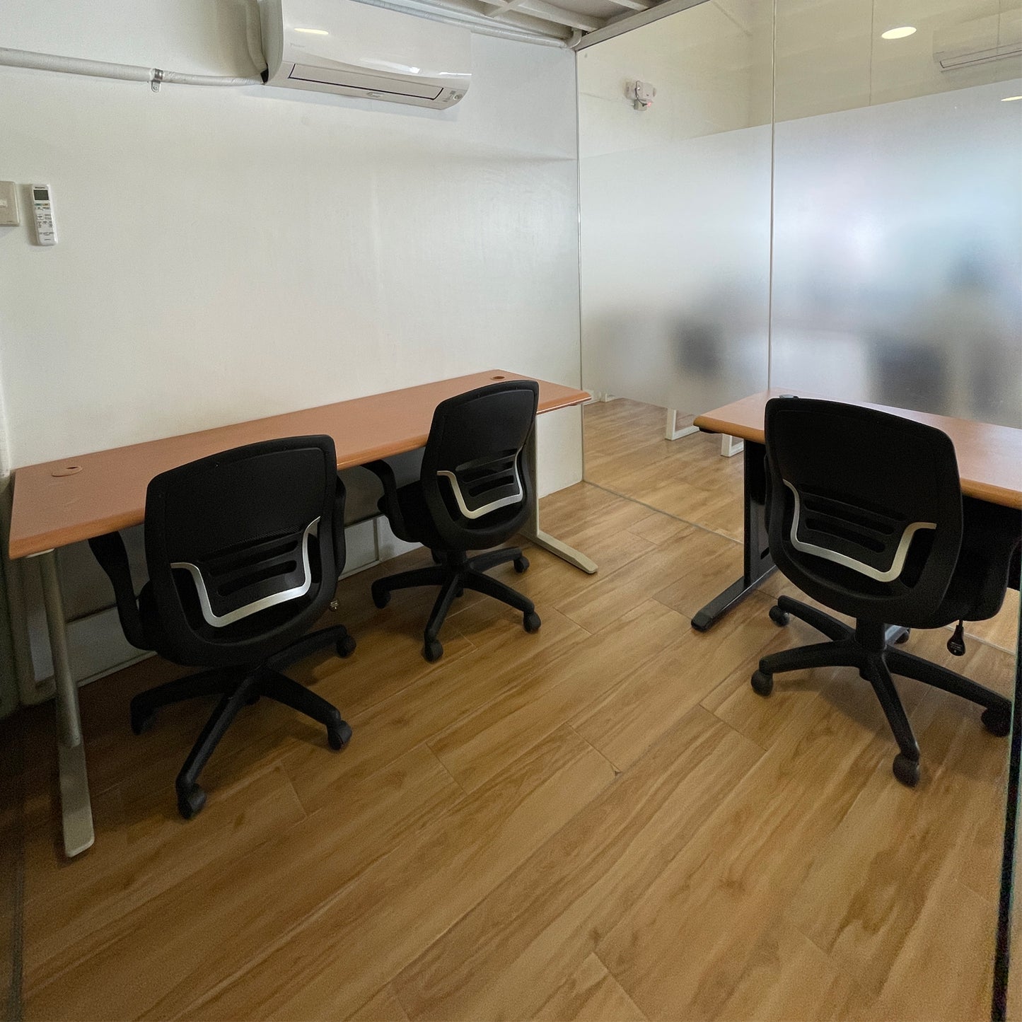 Office Space | Meeting Room (3 to 5 People) - Day Use